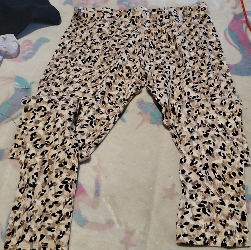 Leopard print leggings size M/L
